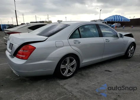 2012 Mercedes-Benz S 550 z USA, uszkodzony, nr VIN WDDNG7DBXCA460485